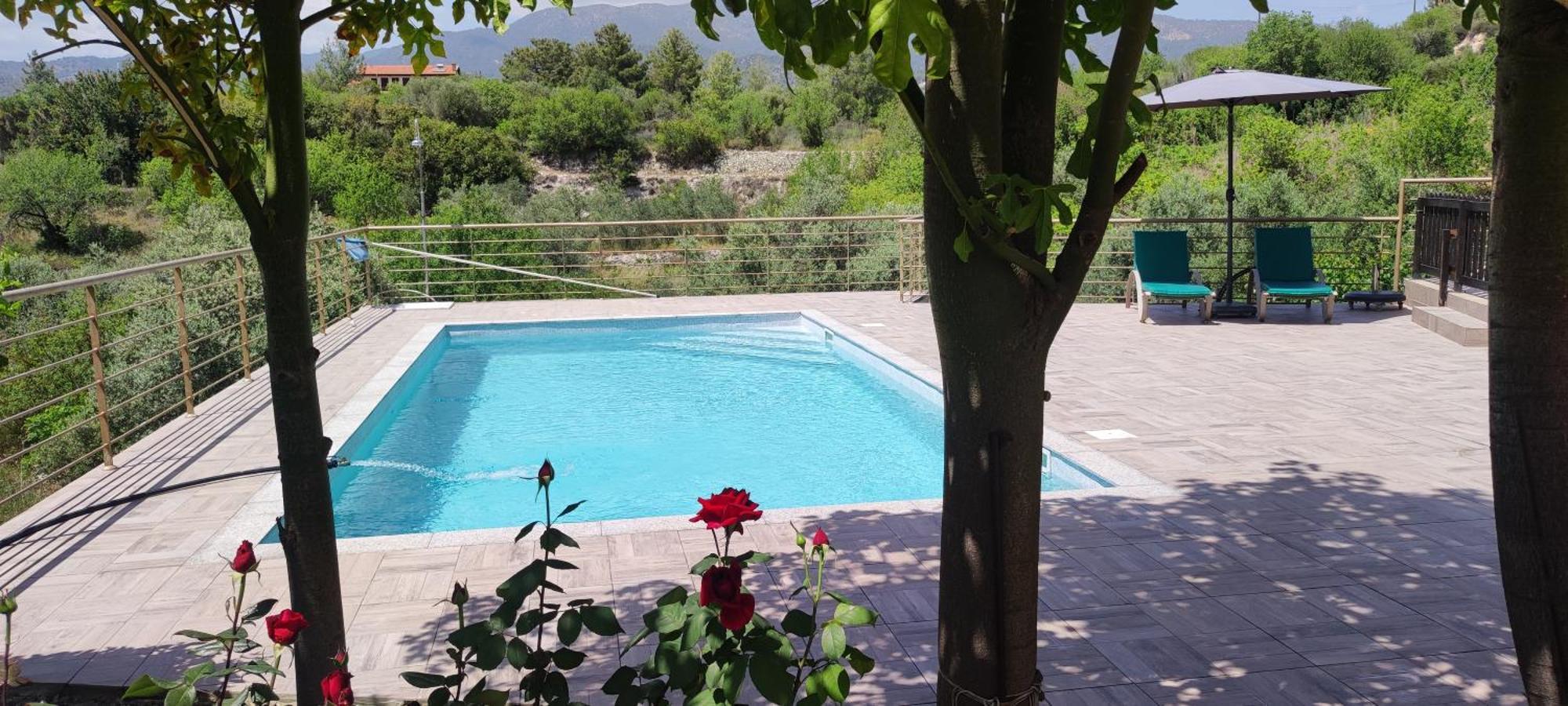 Roses Villa Trimiklini Luaran gambar