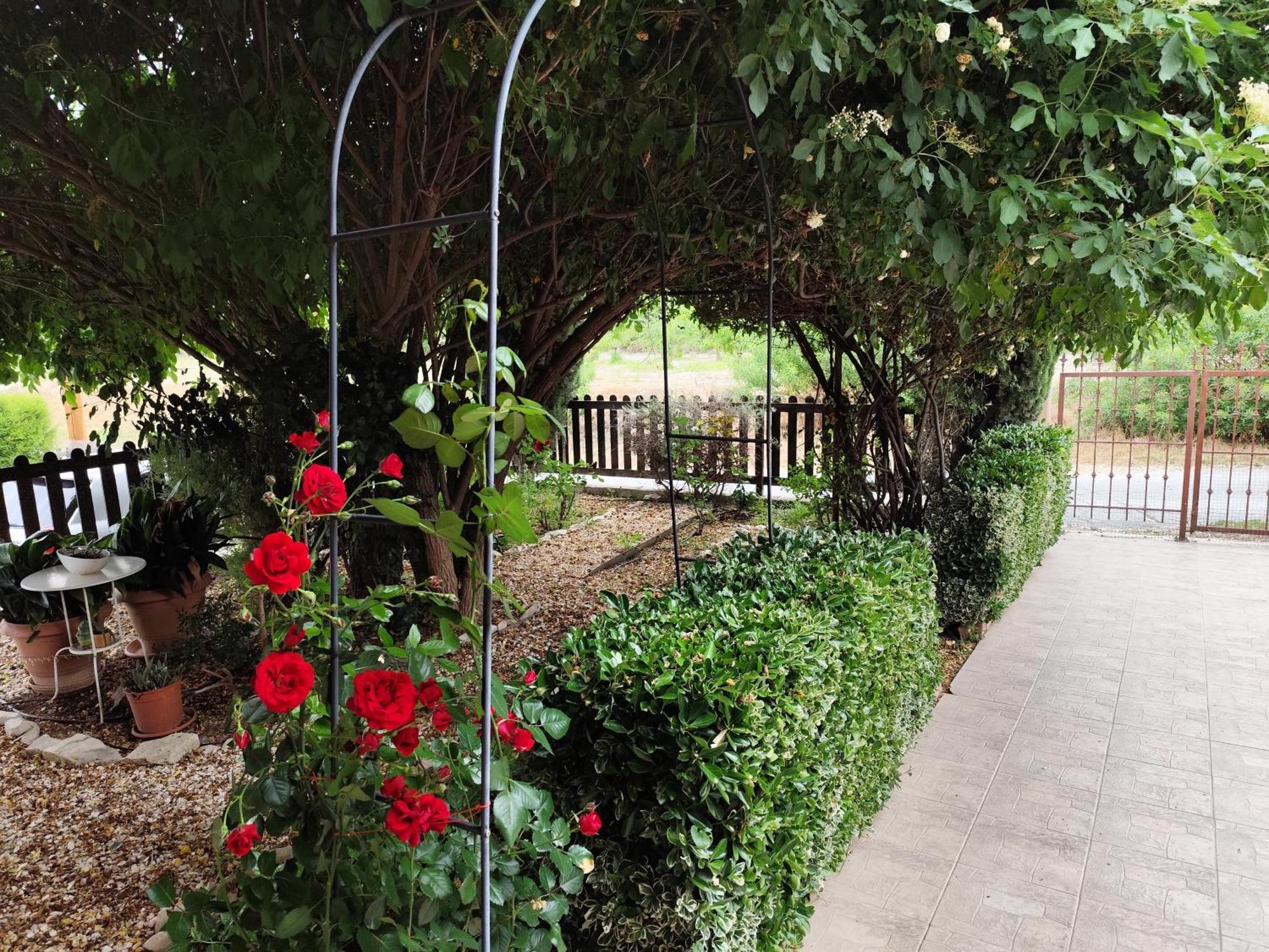 Roses Villa Trimiklini Luaran gambar